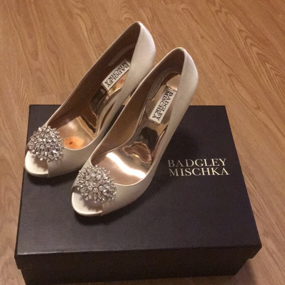 Badgley Mischka Jeannie Ivory Satin Pump